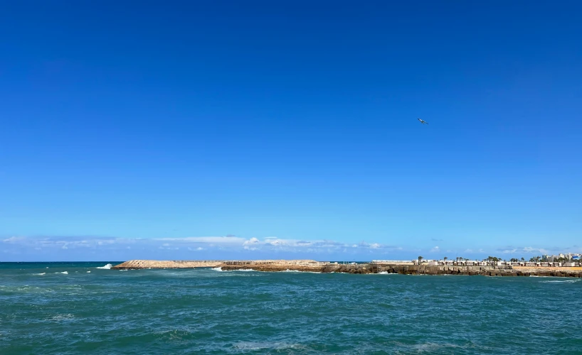 a very pretty blue sky with some nice water