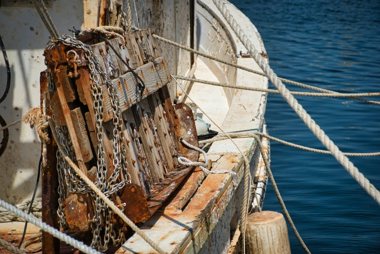 there is a bunch of rope wrapped around the boat