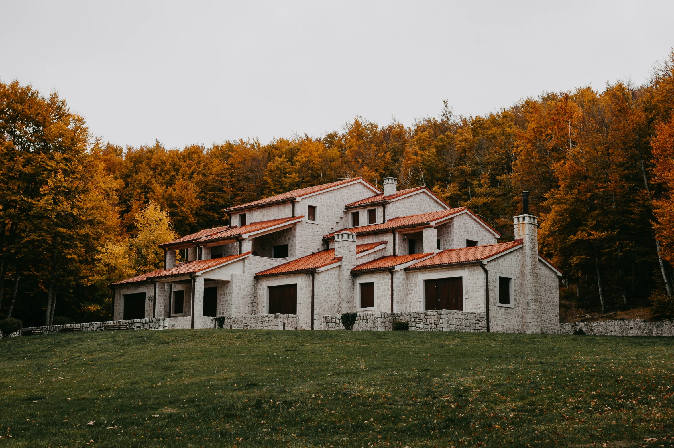 a building with tiled roof and orange tile on the outside of it