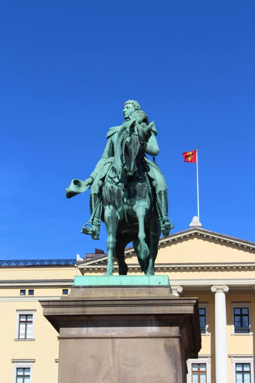 a statue is shown on top of the horse