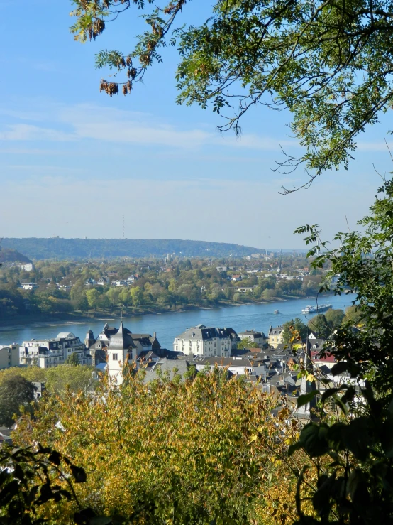 a town near the water and mountains with water in front