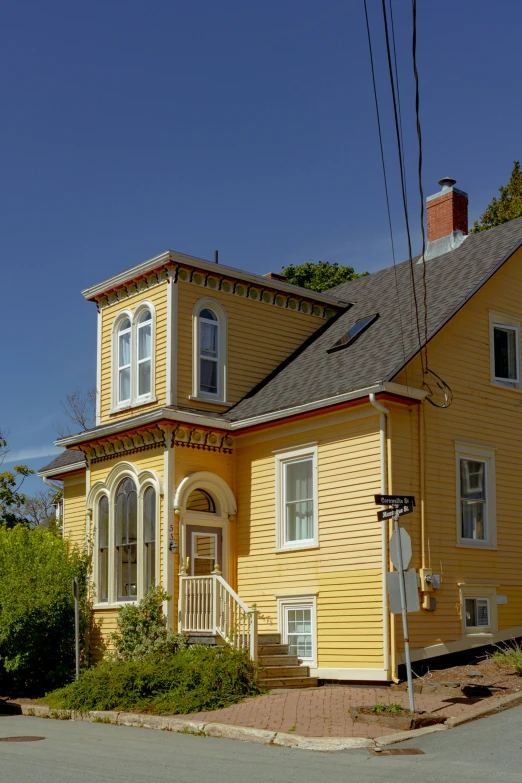 a small yellow building sitting near a street