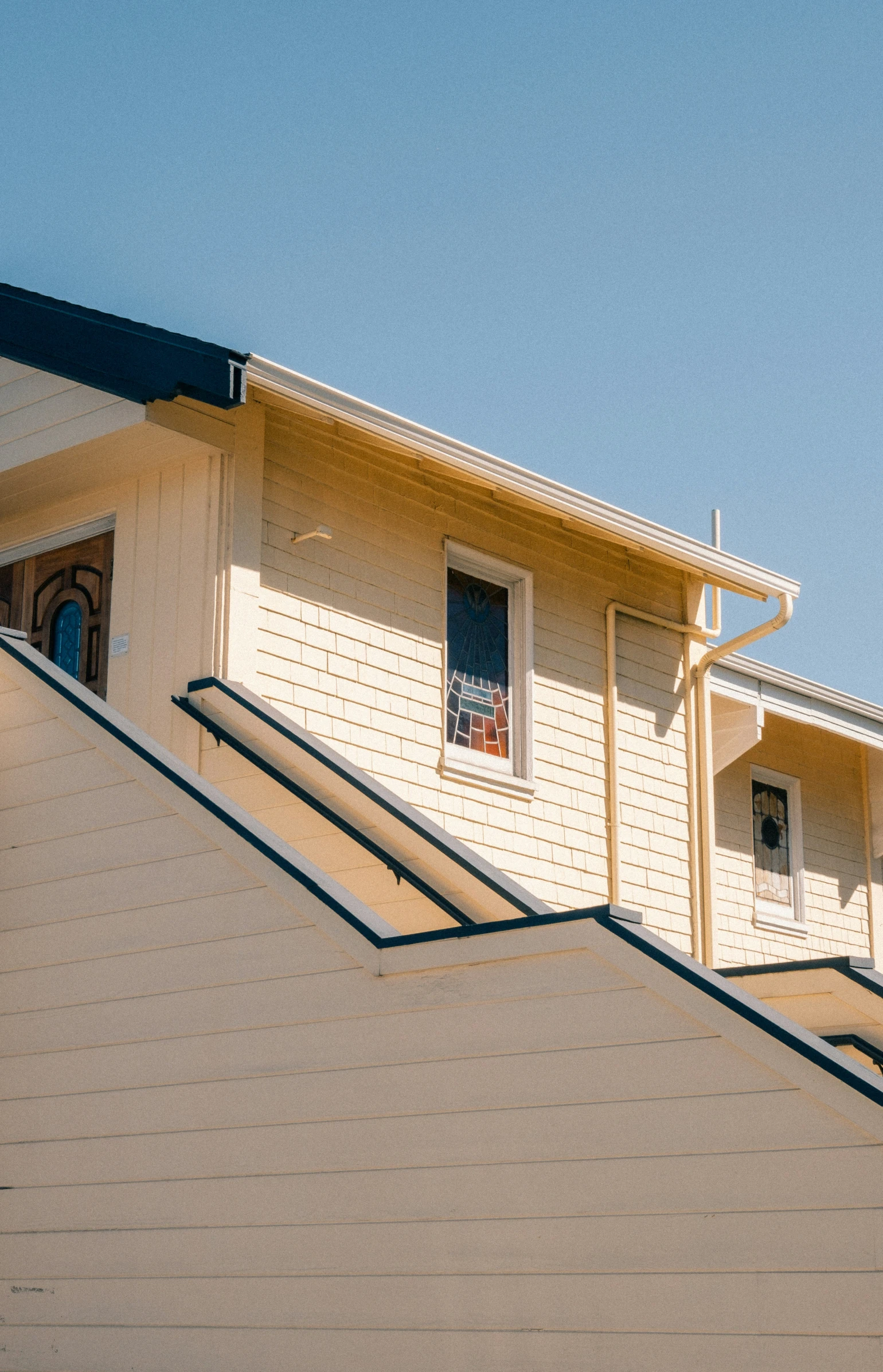 a blue bird sitting at the window of a house