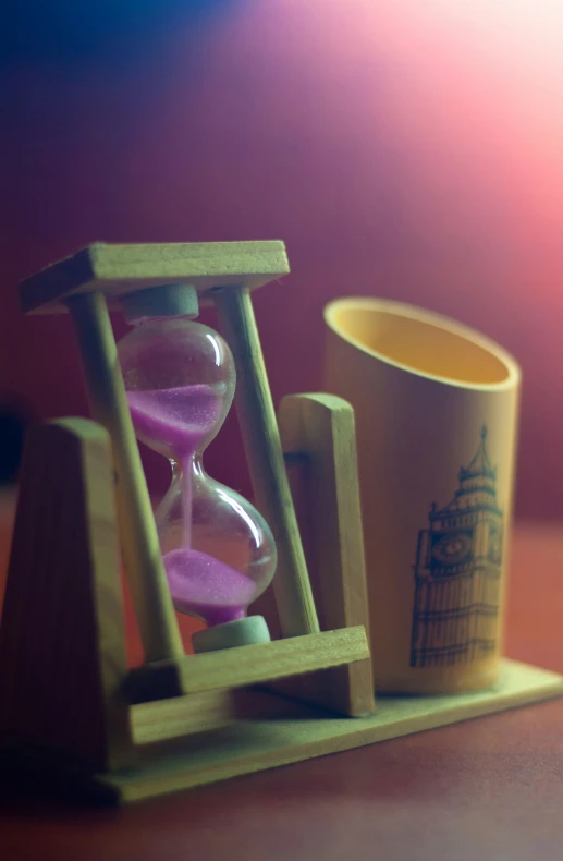 an hour and half of an hourglass in a tiny model