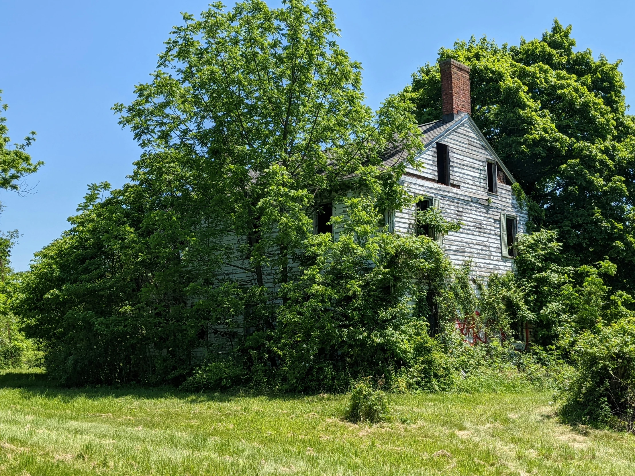 a run down house that has fallen apart