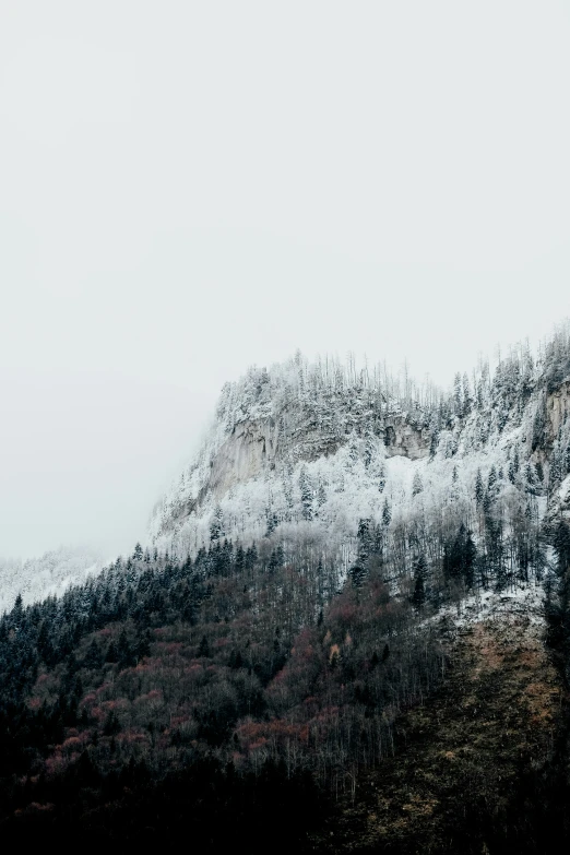 there are mountains on the side of the road