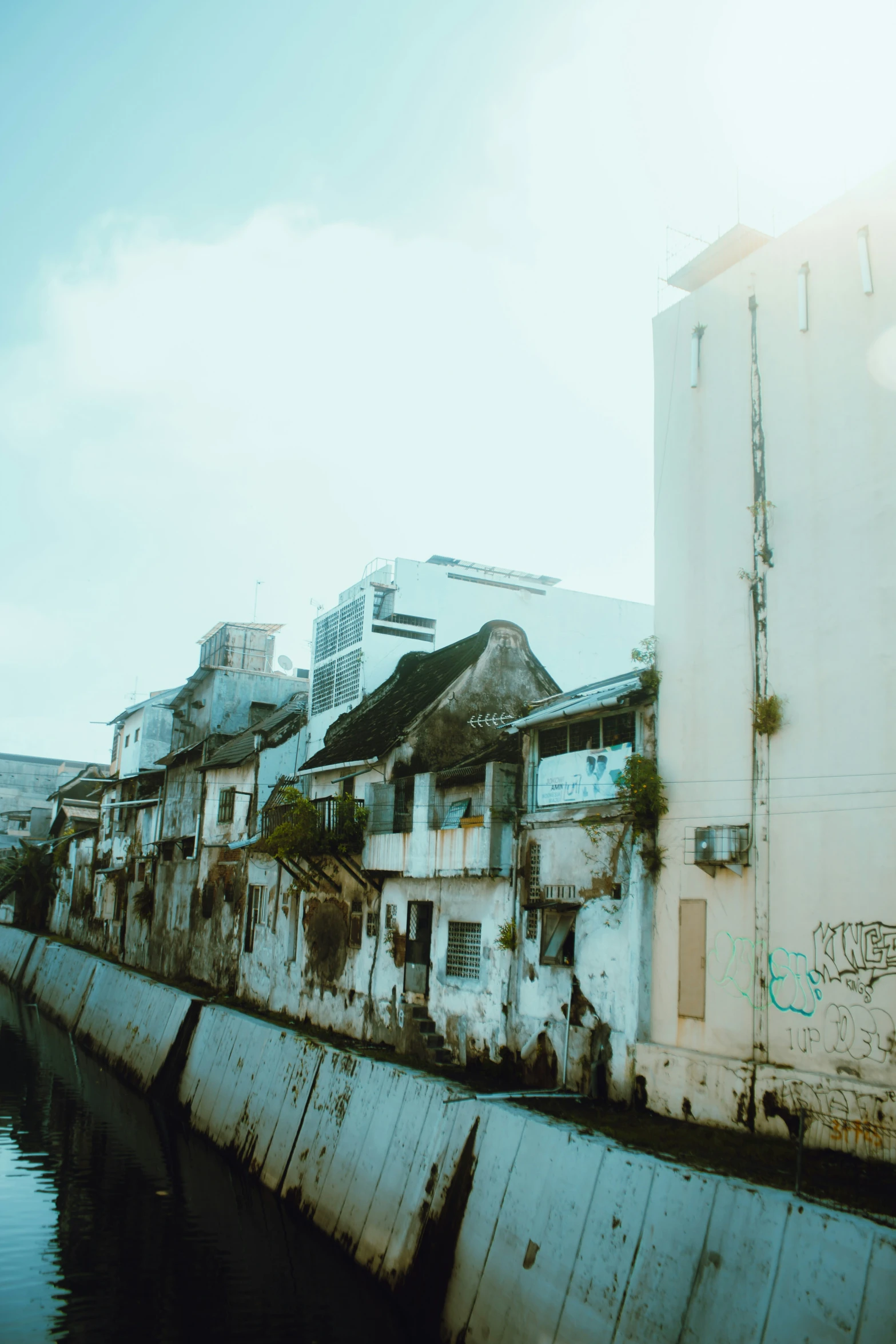 a building is in front of the water in the middle of a street