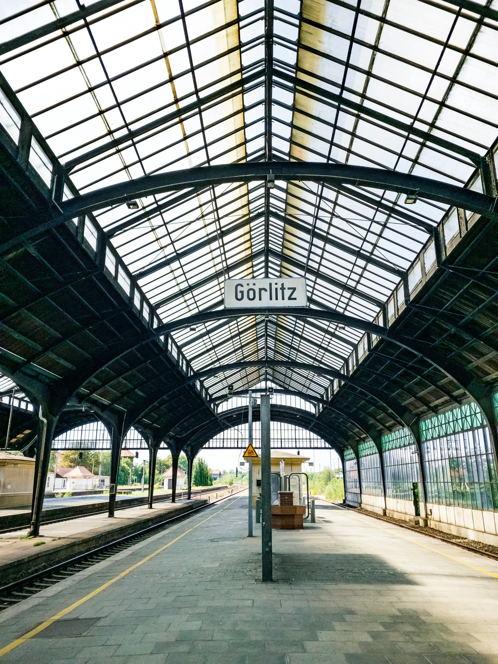 a train station with a roof and the name giro