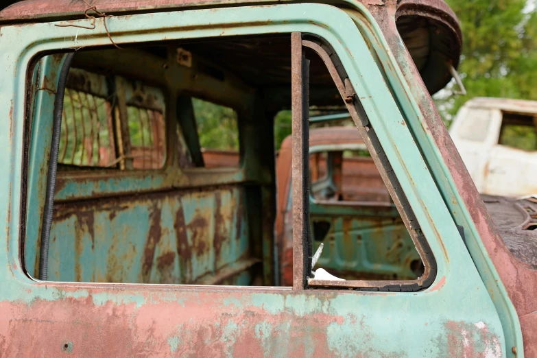 an old rusty vehicle sitting in a yard