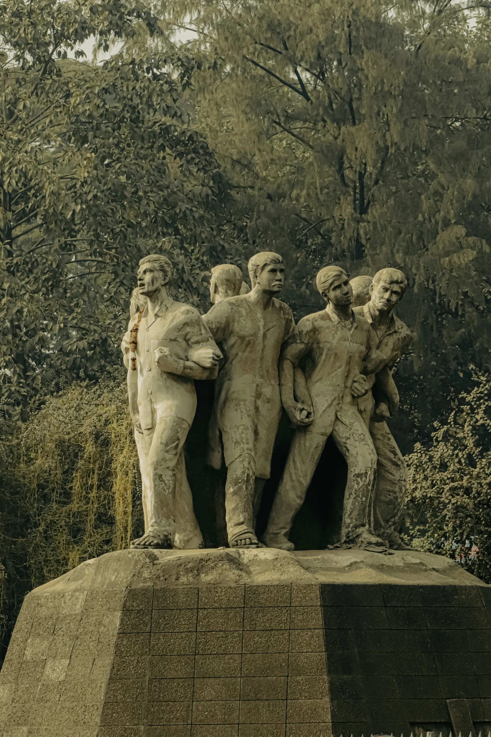 a monument with several statues of men on it