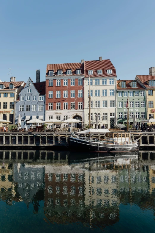 a group of buildings and boats next to each other in a river