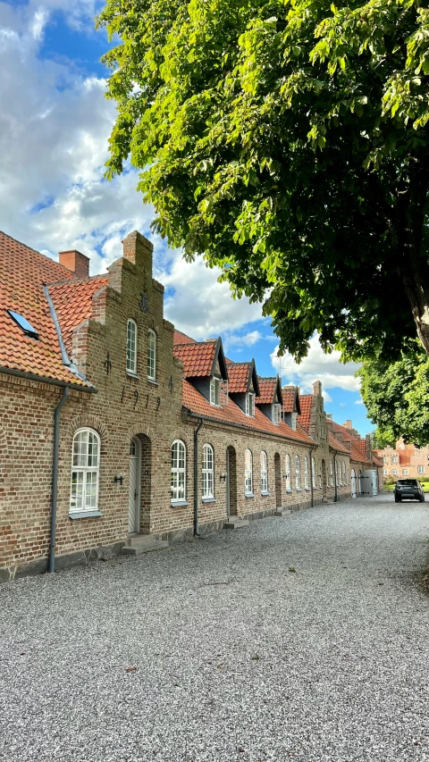 a row of brick houses sitting on the side of a street