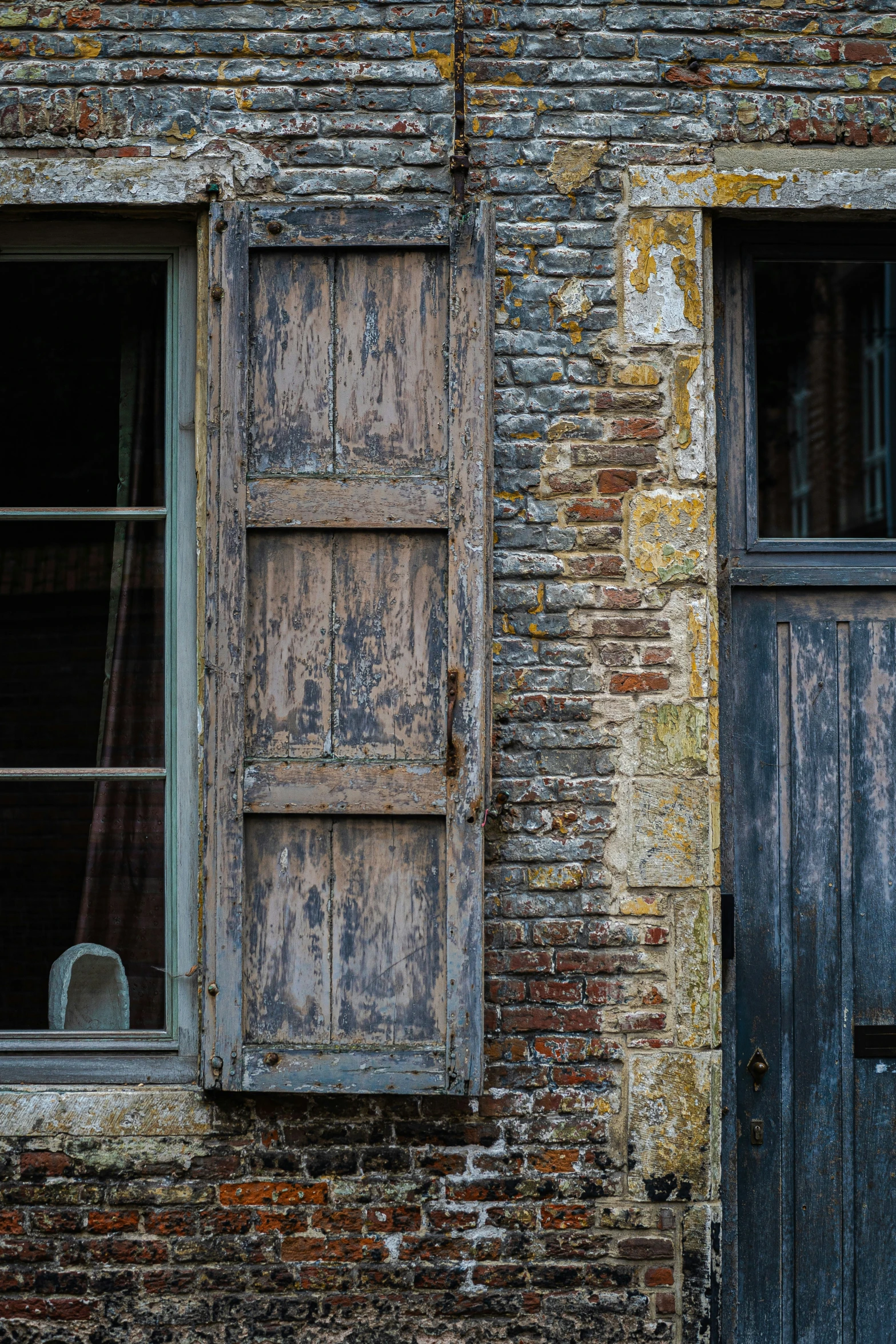 an old brick building with old wooden doors