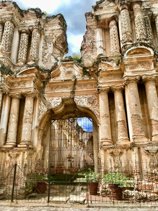 an archway is built into the side of an old building