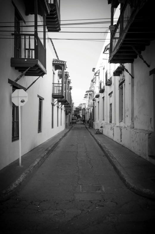 dark black and white street scene in spanish