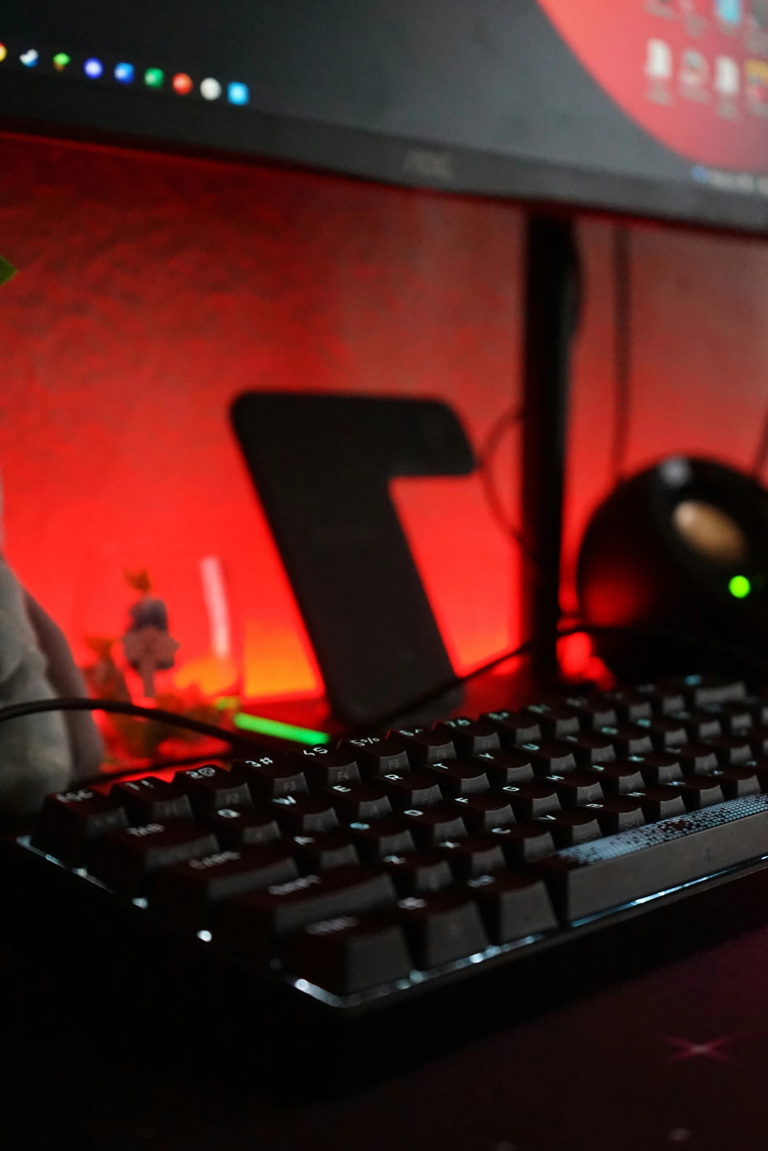 there is a keyboard and a mouse sitting on the desk