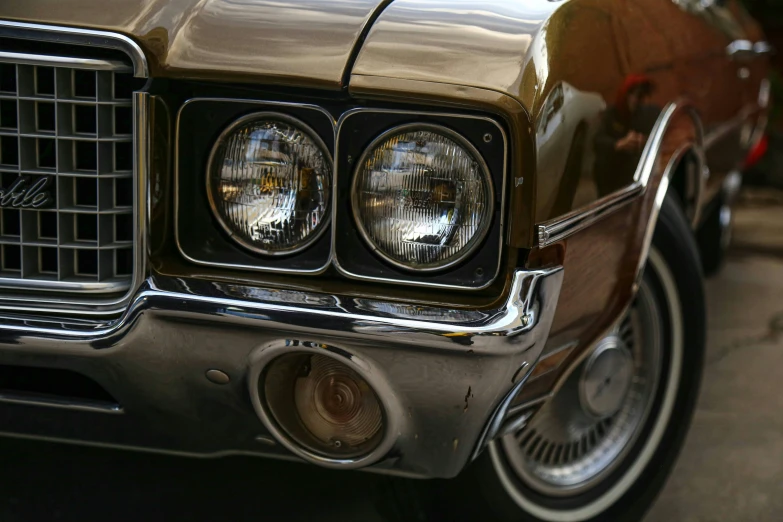 this is a close up of the headlights and grills on a classic car