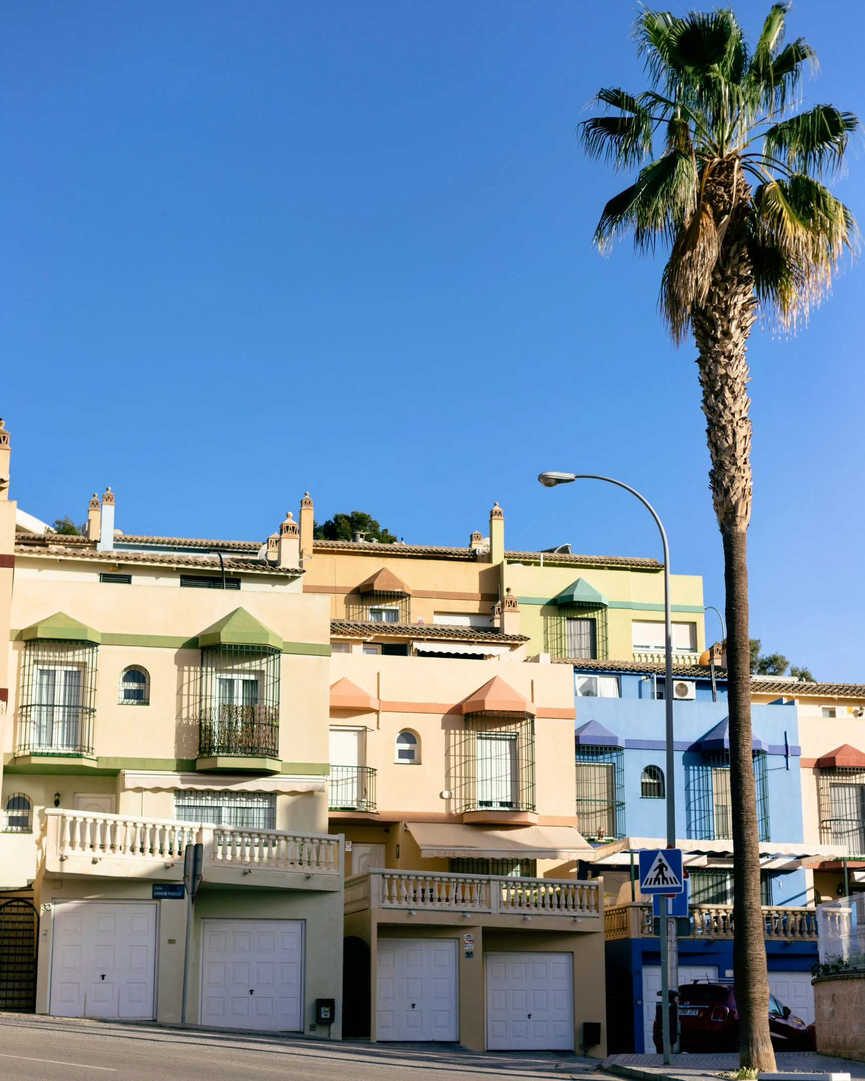 a few palm trees are next to many apartment buildings