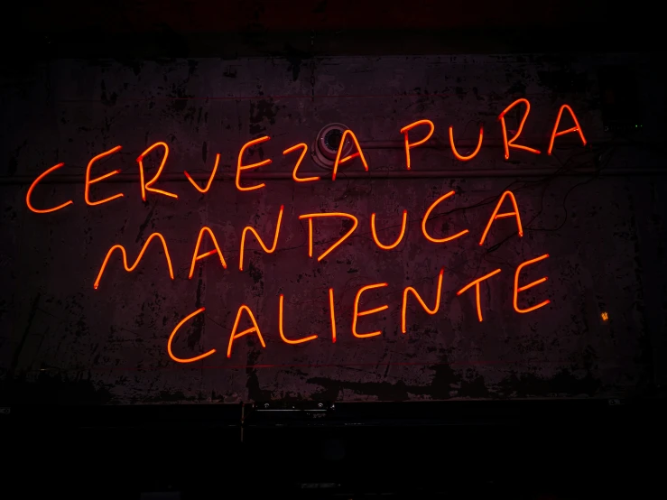 a sign in front of a building that reads cereza pura mandura calentee