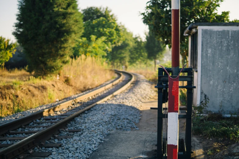 the train tracks are quiet outside in the grass