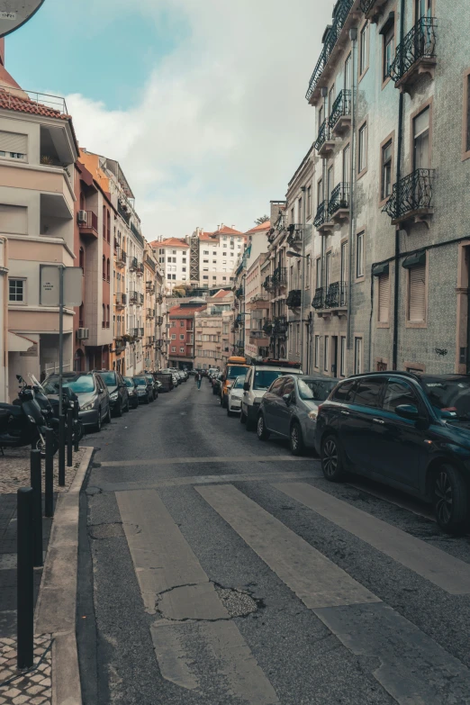 several cars are parked near some buildings and buildings