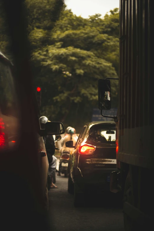 cars are stopped at an intersection with red traffic lights