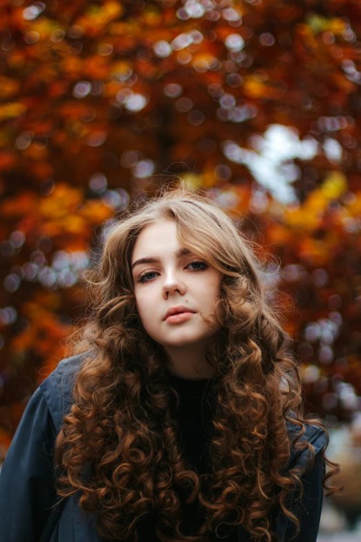 a woman with very long hair is looking at soing