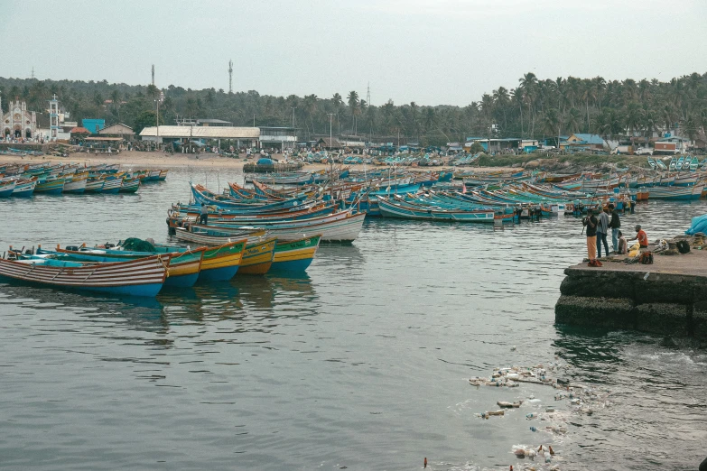 there are several boats in the water and many people are watching them