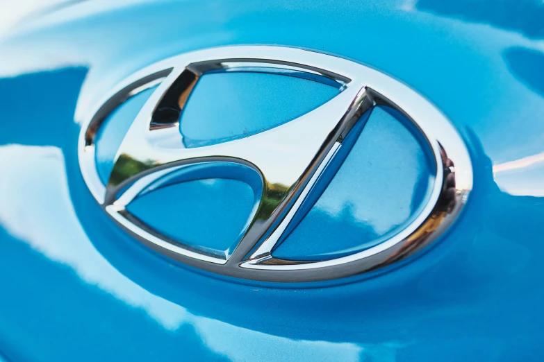 the logo on the front of a blue car