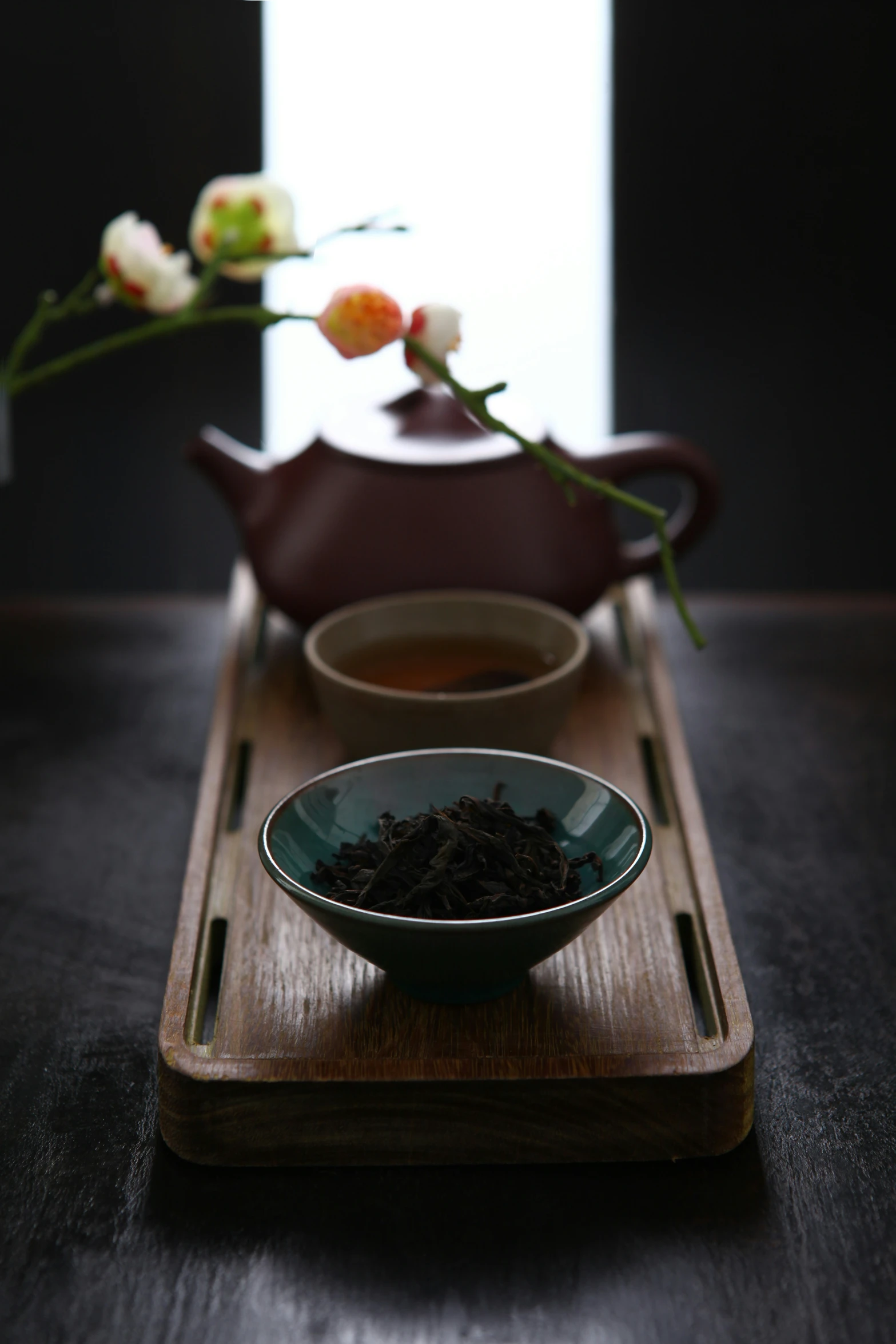 the two bowls have different types of tea in them