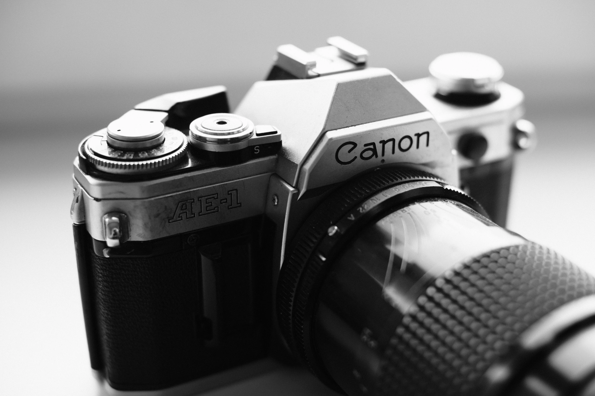 a canon camera with a lens sitting on the table