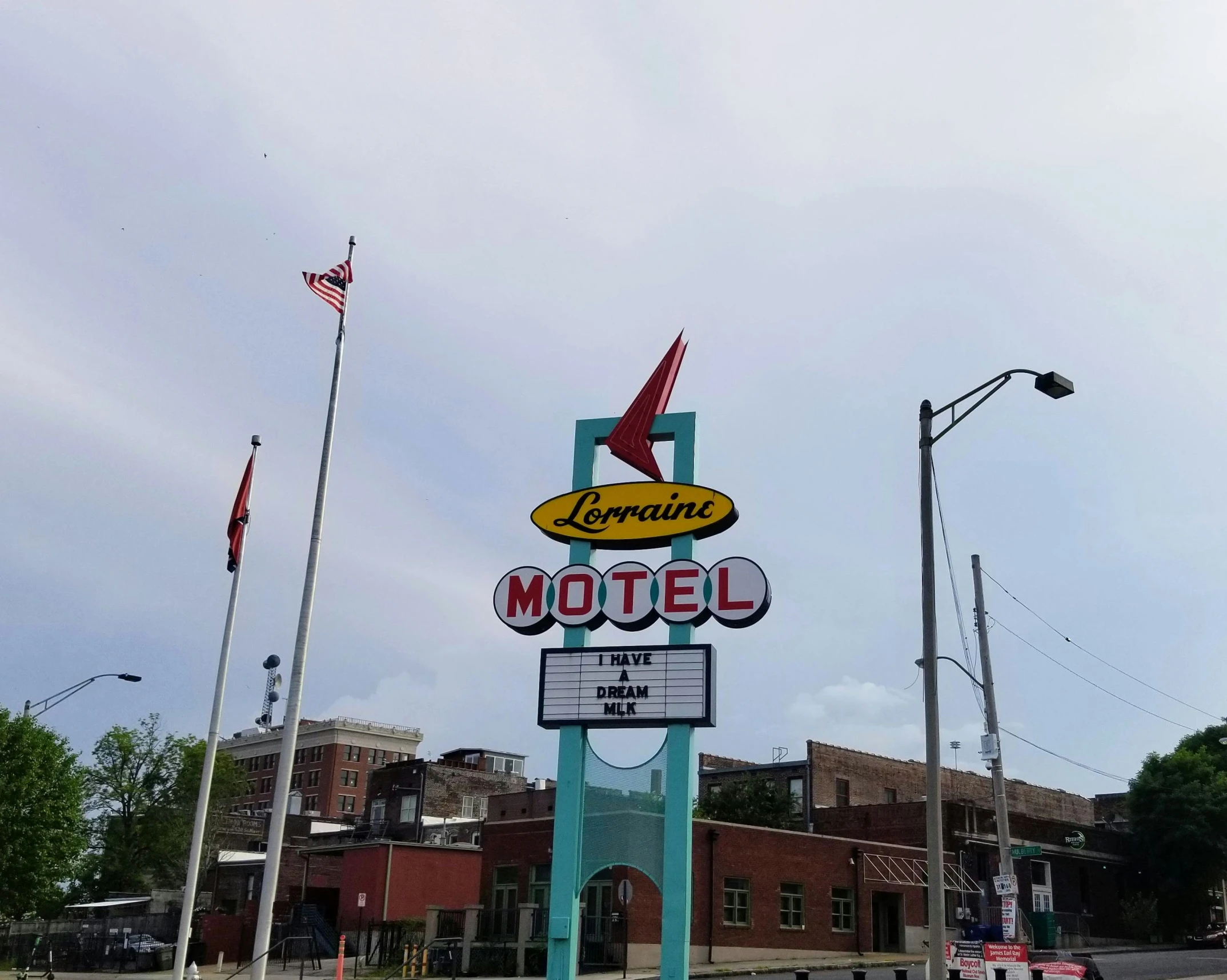 a large sign advertising the famous arrow motel