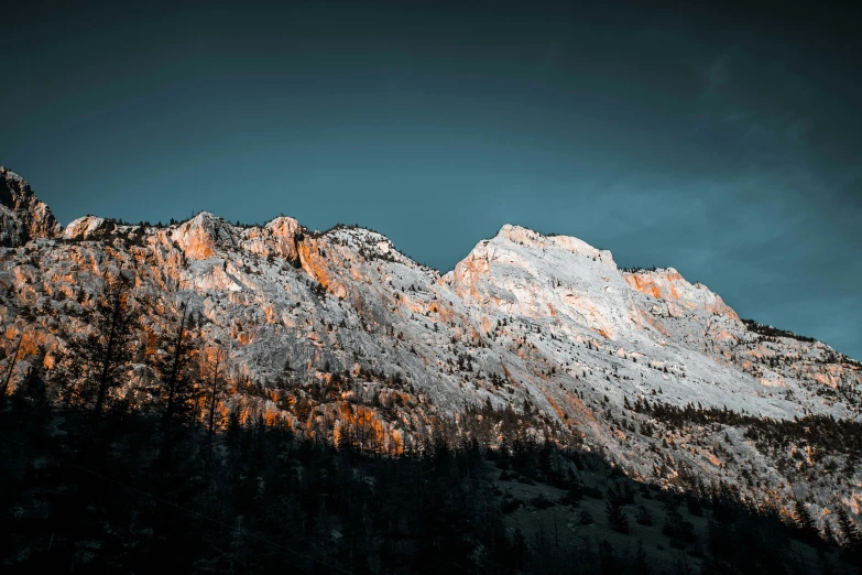 a beautiful po of the tops of mountains