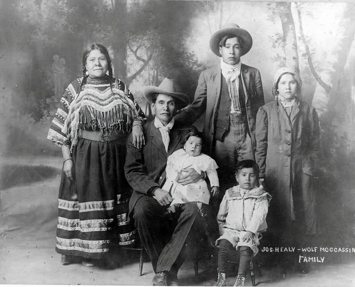 an old po of an amish family in the early 1900's