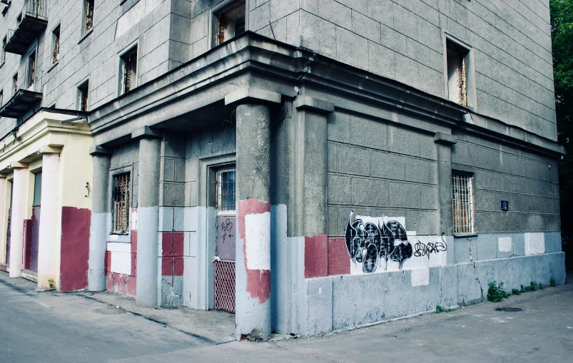 graffiti has been spray painted onto the side of an apartment building