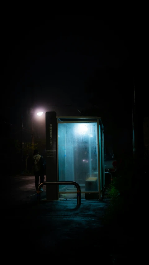 this is a bus stop in the dark