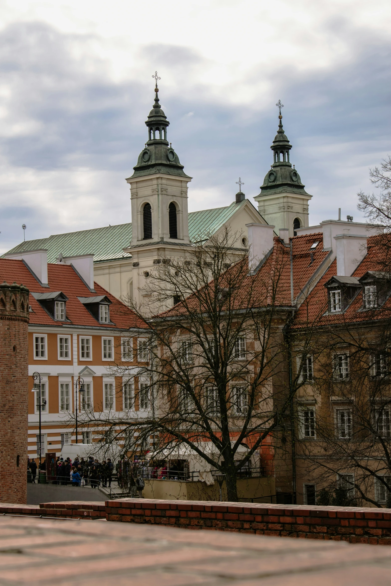 this is some very pretty buildings and a clock