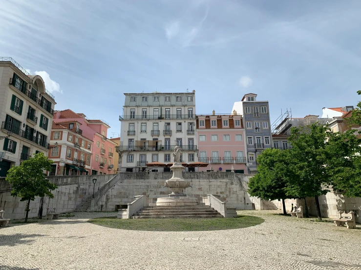 there are many buildings that surround the park