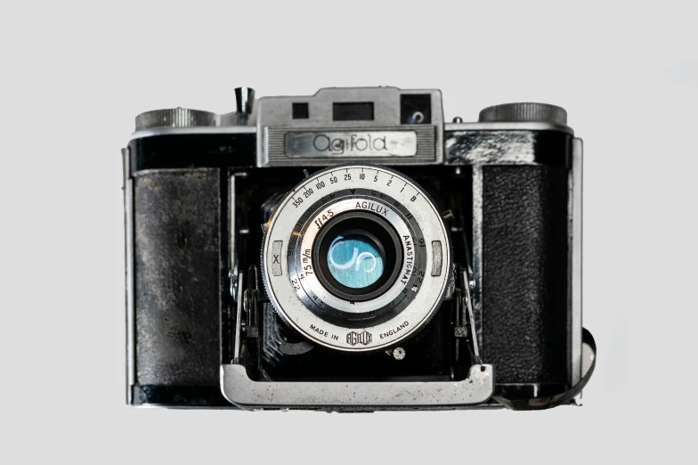 an old fashioned camera with an old - looking lens