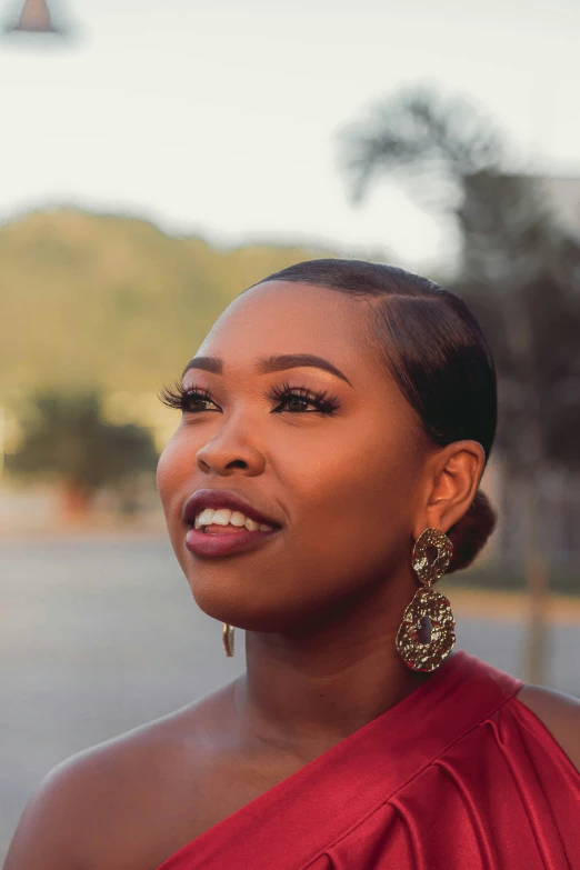 the woman is wearing large earrings on her shoulder