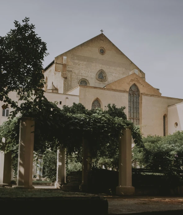 a building has lots of windows and arches