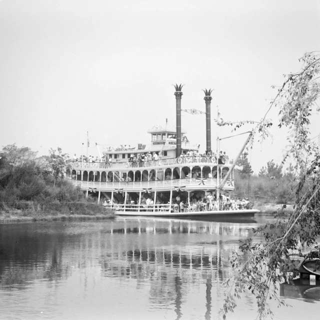 the paddle boat is driving down the river