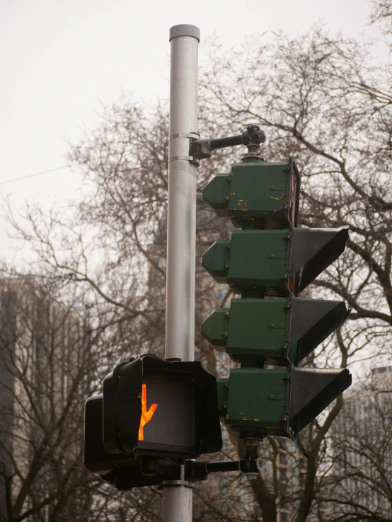 traffic lights are shown on a pole in a city