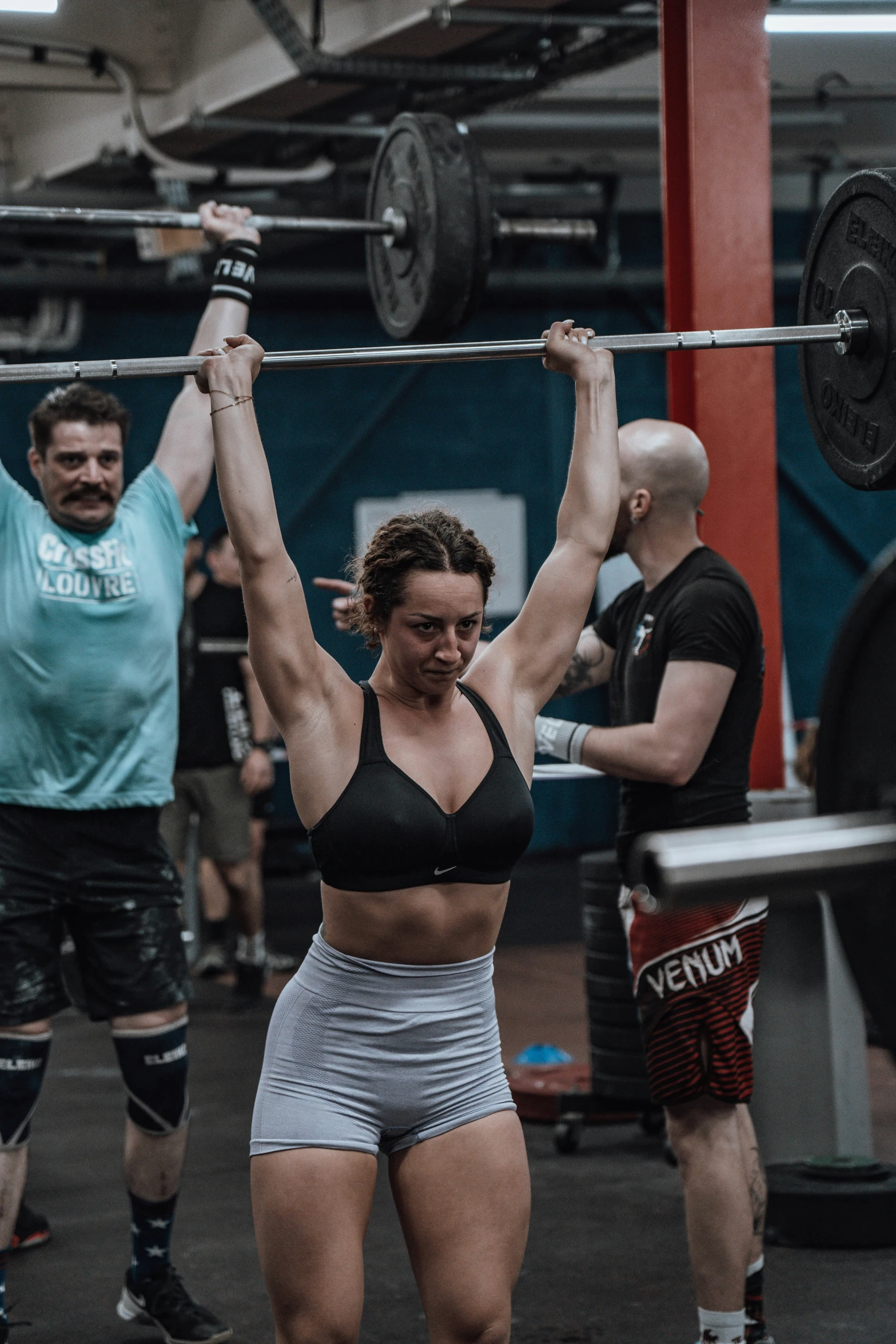 a women lifts the barbell in the gym