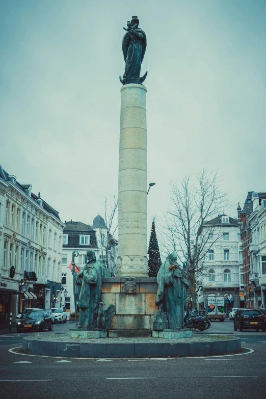 there is a monument in the middle of a street