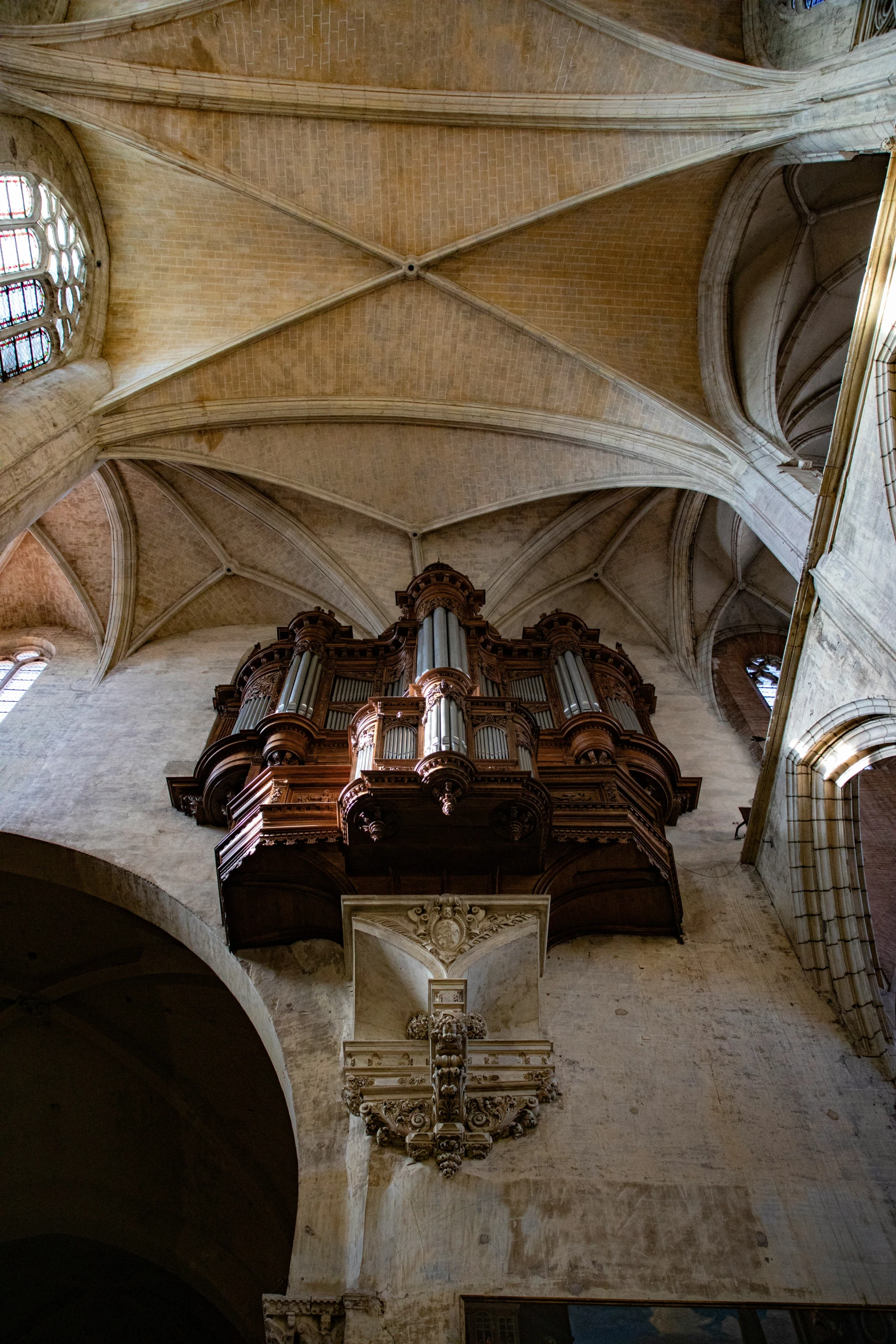 a ceiling that has been built with two organ pipes and arched windows