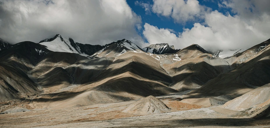 the view of the mountains is very colorful