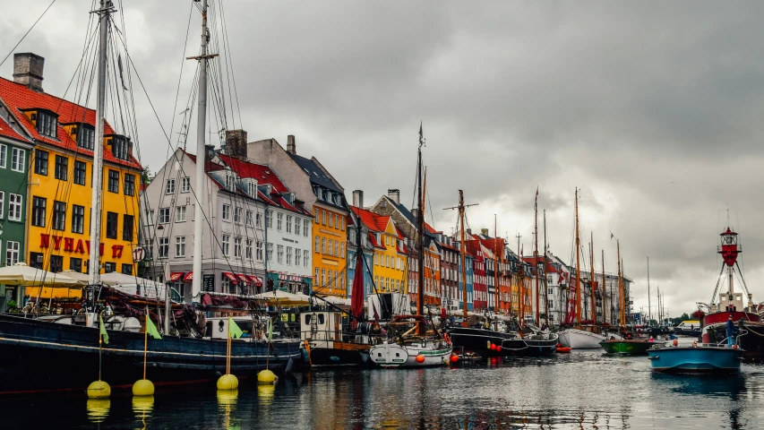 there are many boats that are docked in the water