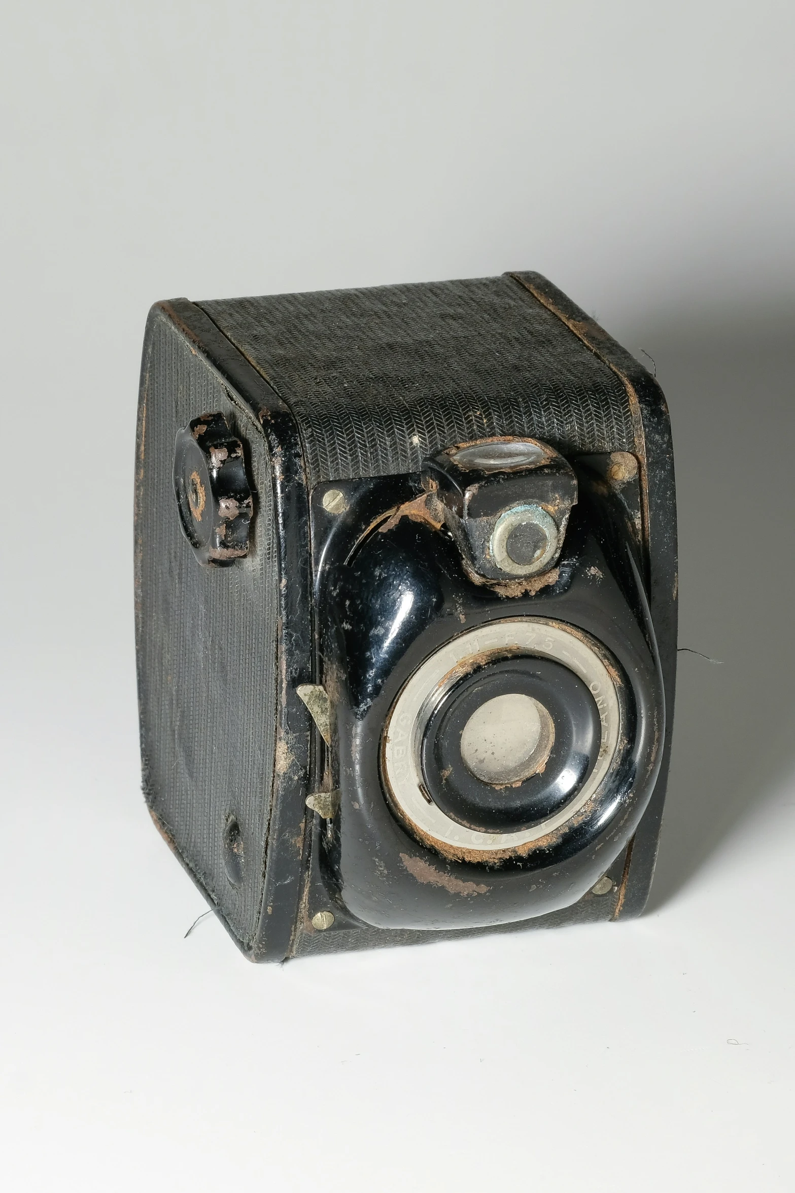 an old fashioned camera with some ons on it