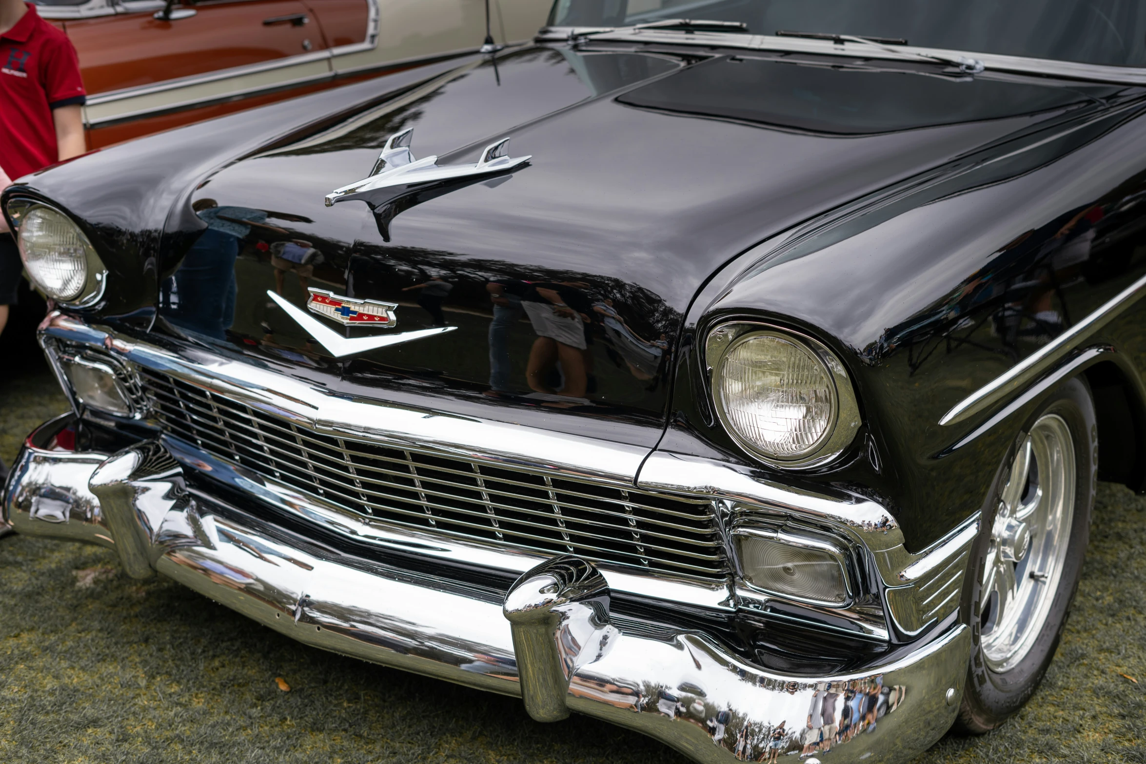 an old classic car on display at a car show